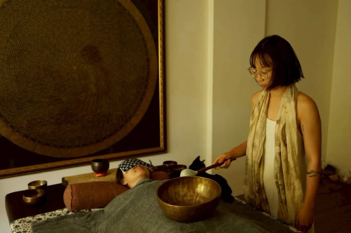 睡不好的人適合頌缽嗎?它不能代替安眠藥,但能帶你回到自己
